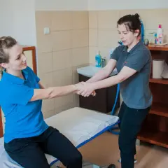 Rehabilitacja domowa: Jak zorganizować bez kolejek? NFZ/prywatnie