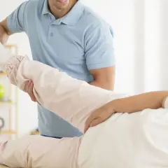 Rehabilitacja biodra: Jak odzyskać sprawność po urazie lub operacji?
