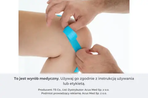 Ręce aplikują niebieskie tejpy na kolano, by wspomóc gojenie siniaków.