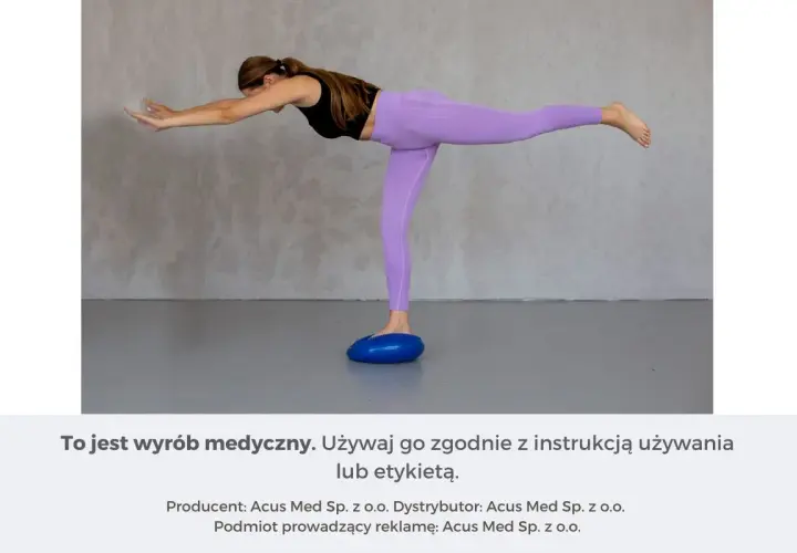 Kobieta wykonuje ćwiczenia propriocepcji na niebieskiej poduszce balansującej, utrzymując równowagę w pozycji stojącej na jednej nodze.