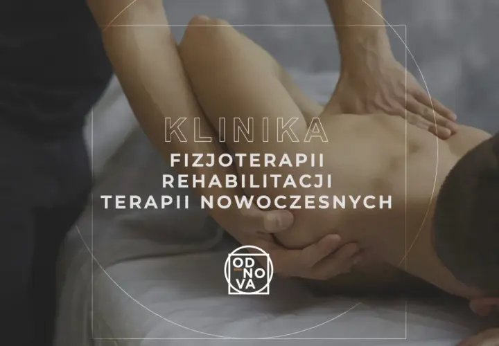 Fizjoterapeuta masuje plecy pacjenta, łagodząc napięcie mięśni. Klinika Fizjoterapii i Rehabilitacji.