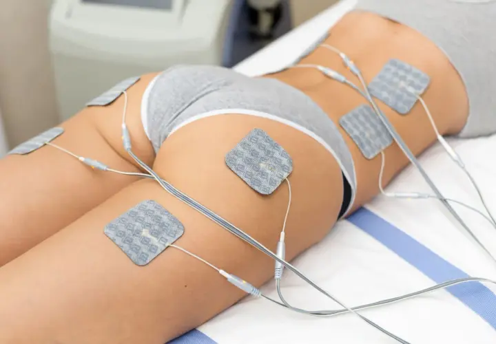 Elektrostymulacja w domu: elektrody na udach i pośladkach, przygotowanie do zabiegu.