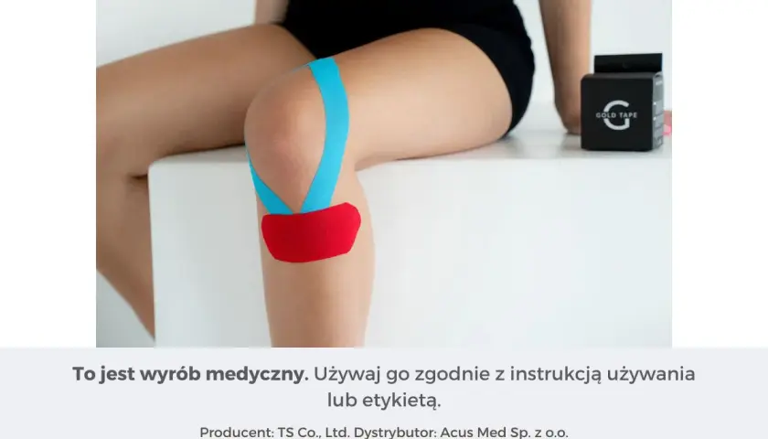 Kolorowe plastry fizjoterapeutyczne na kolanie, wspierające ruch. Obok pudełko z taśmą.