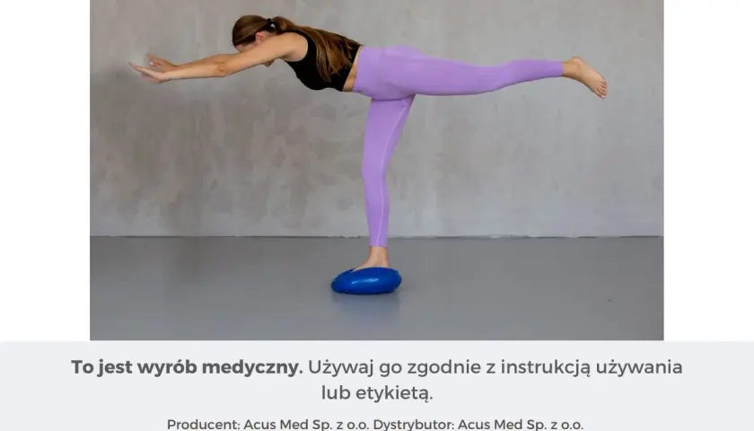 Kobieta wykonuje ćwiczenia propriocepcji na niebieskiej poduszce balansującej, utrzymując równowagę w pozycji stojącej na jednej nodze.