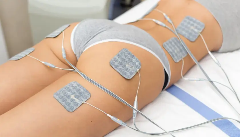 Elektrostymulacja w domu: elektrody na udach i pośladkach, przygotowanie do zabiegu.
