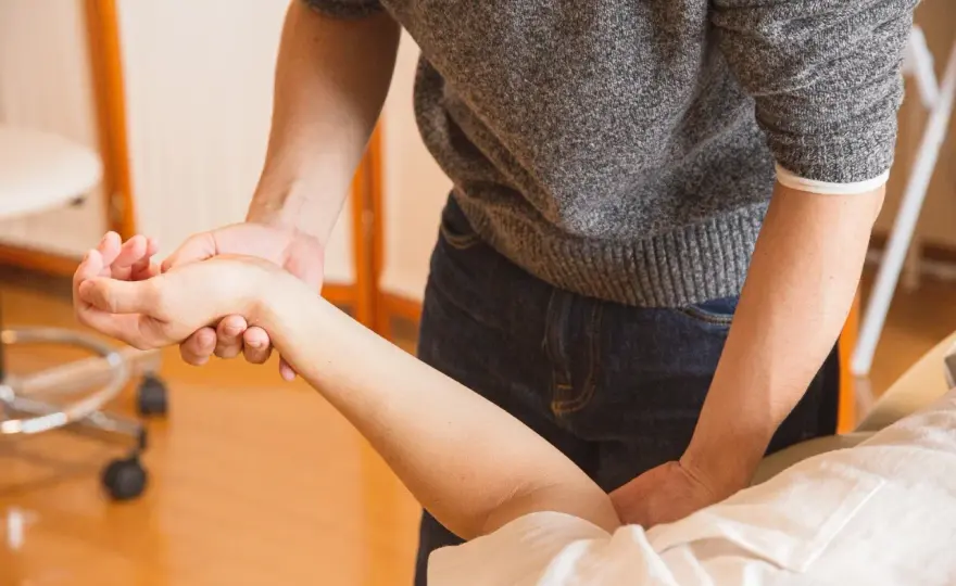 Rehabilitacja po operacji cieśni nadgarstka - kiedy zacząć ćwiczyć?