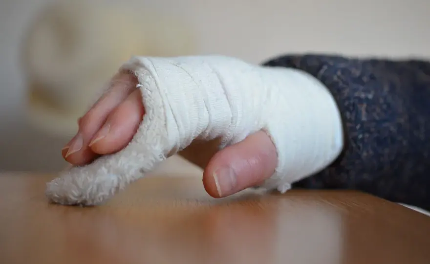 Rehabilitacja po złamaniu ręki: Ile trwa i jak przyspieszyć powrót?