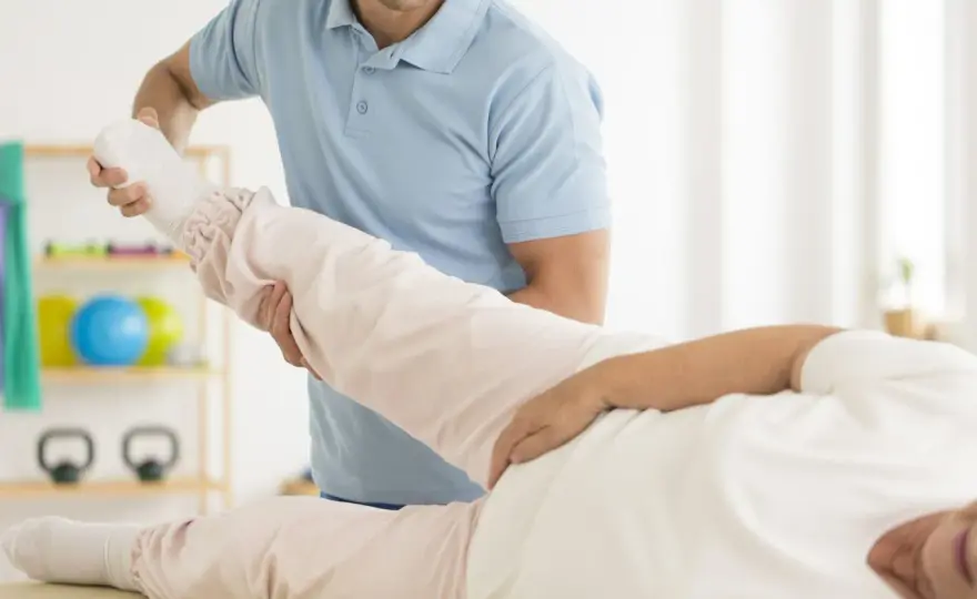 Rehabilitacja biodra: Jak odzyskać sprawność po urazie lub operacji?