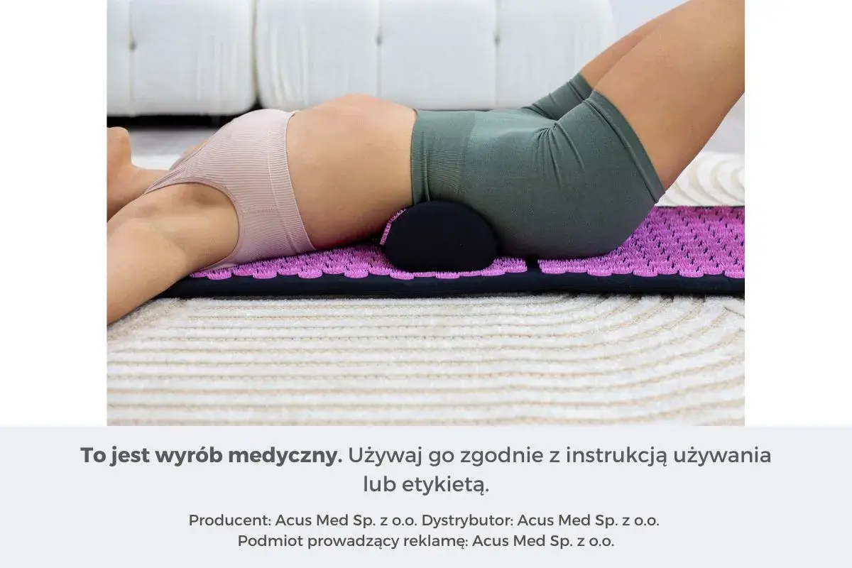 Kobieta leży na fioletowej macie do akupresury, która pomaga jej w relaksacji.