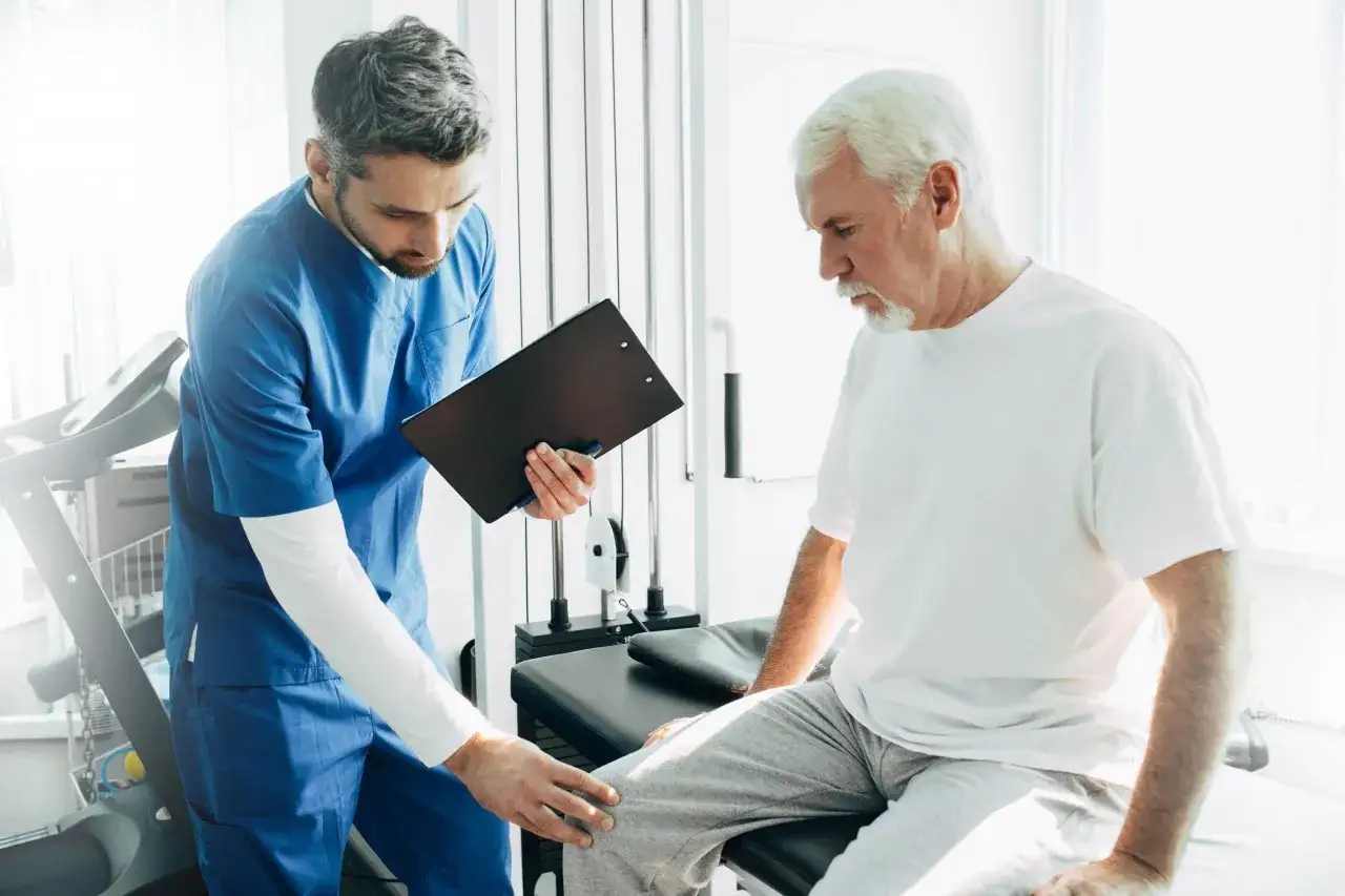 Fizjoterapeuta podczas pierwszej wizyty diagnozuje pacjenta