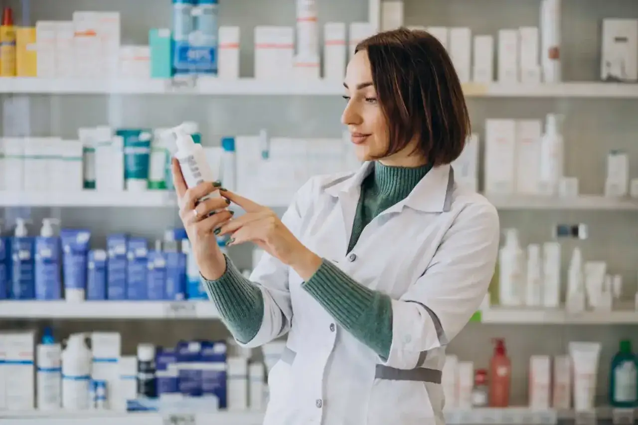 Farmaceuta wystawia receptę