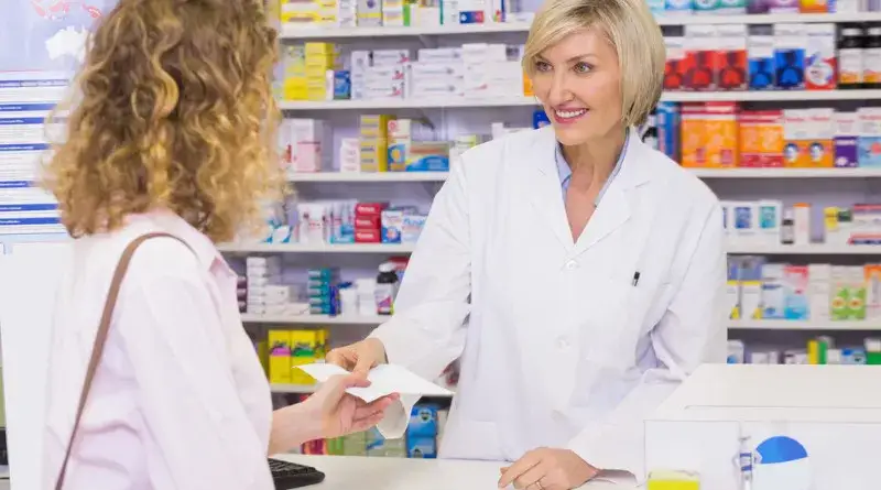realizacja e-recepty w aptece farmaceuta pacjent